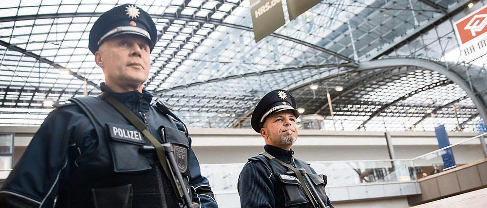 Sicherheitsvorkehrungen: Beamte der Bundespolizei patrouillieren auf dem Berliner Hauptbahnhof.
