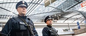 Sicherheitsvorkehrungen: Beamte der Bundespolizei patrouillieren auf dem Berliner Hauptbahnhof.
