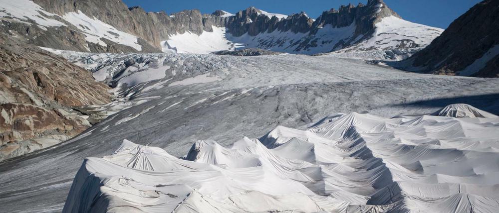 Sonnenschutz. Der Rhone-Gletscher ist derzeit abgedeckt, damit er nicht so schnell schmilzt.