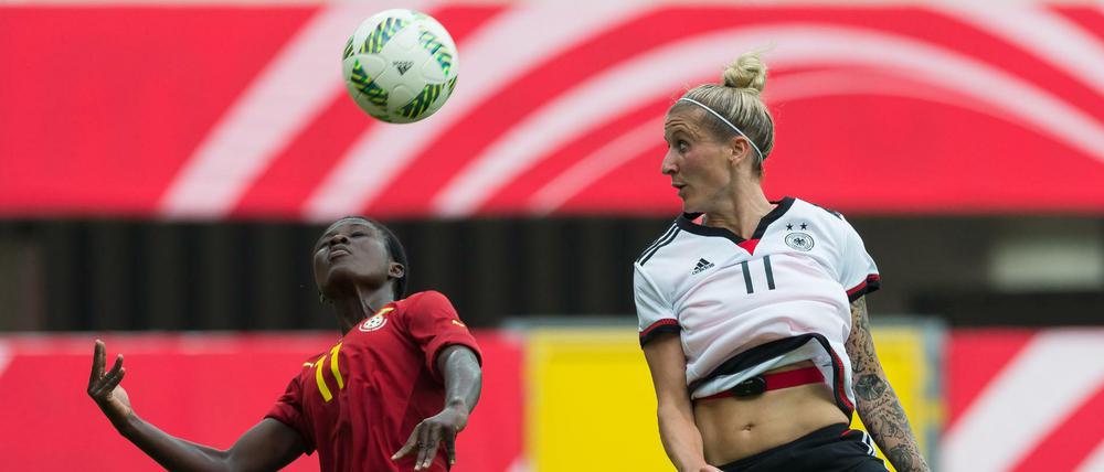 Deutschlands Anja Mittag (r.) und Ghanas Cynthia Adobea im Kopfballduell.
