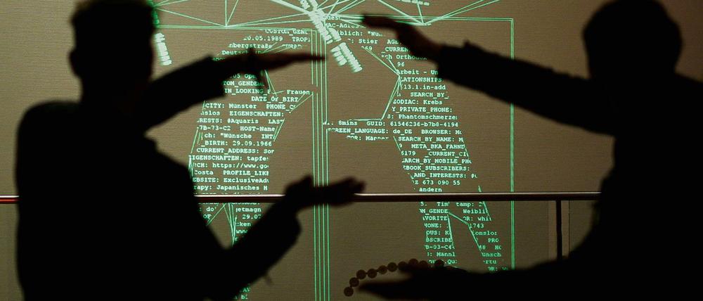 Besucher des Kongresses des Chaos Computer Clubs spielen mit ihrem digitalem Spiegelbild, welches die von einer Kamera aufgenommenen Umrisse der Spieler in Steuerbefehlen für Computer darstellt.