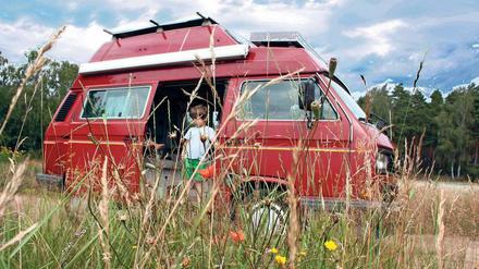 Rotes Raumwunder. Vier Menschen passen in einen VW T3 (3. Generation Transporter). Sie sollten allerdings nicht sehr groß sein.