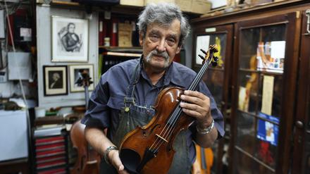 Der Violinenmacher und -Sammler Amnon Weinstein. 