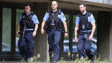 Gestörte Kommunikation. Polizisten bei ihrem Einsatz im Benjamin-Franklin-Krankenhaus am Mittwoch. 