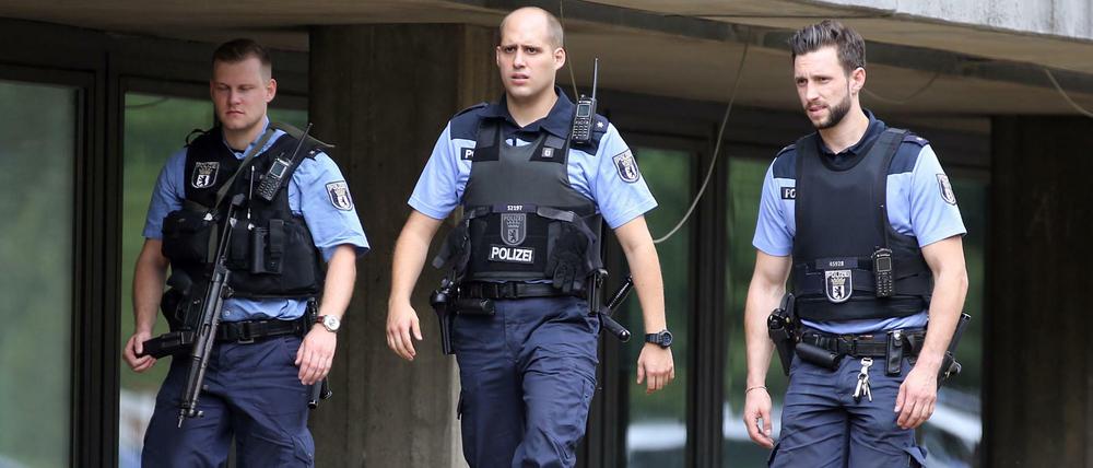 Gestörte Kommunikation. Polizisten bei ihrem Einsatz im Benjamin-Franklin-Krankenhaus am Mittwoch. 