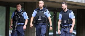 Gestörte Kommunikation. Polizisten bei ihrem Einsatz im Benjamin-Franklin-Krankenhaus am Mittwoch. 