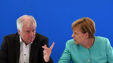 Der bayerische Ministerpräsident Horst Seehofer (CSU) teilt wieder gegen Angela Merkel aus.