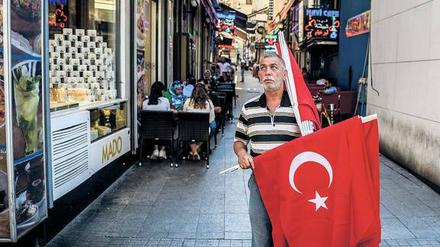 Wem gehört die Flagge der Nation? Fahnenverkäufer in Istanbul nach dem gescheiterten Putschversuch. Foto: Ozan Kose/AFP