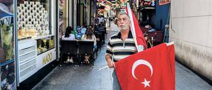 Wem gehört die Flagge der Nation? Fahnenverkäufer in Istanbul nach dem gescheiterten Putschversuch. Foto: Ozan Kose/AFP
