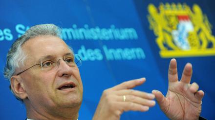 Herrmann stellt am 01.08.2016 den Halbjahresbericht des Verfassungsschutzes vor. Archivbild von der Vorstellung des Verfassungsschutzberichts 2013