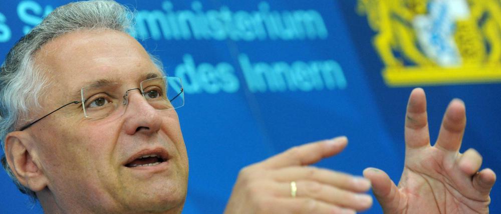 Herrmann stellt am 01.08.2016 den Halbjahresbericht des Verfassungsschutzes vor. Archivbild von der Vorstellung des Verfassungsschutzberichts 2013