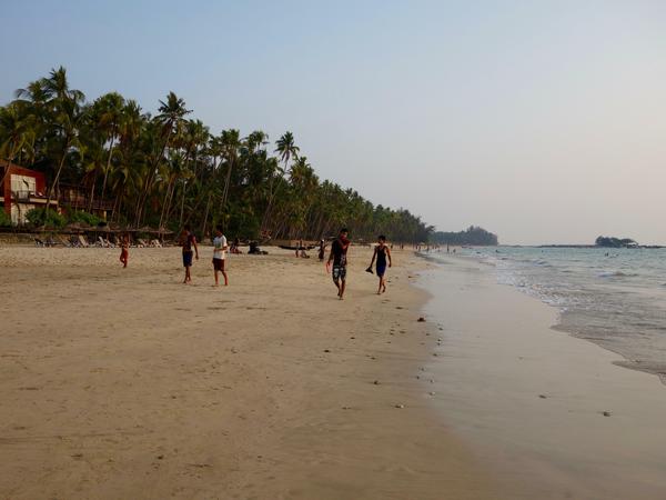 Am Abend kommen die Jugendlichen an den Strand, um Fußball zu spielen.