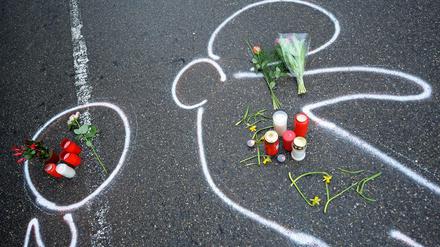 Kreidespuren zeigen den Umriss des Amokläufers Tim K. vor einem Autohaus in Wendlingen am Neckar (Baden-Württemberg) am 15.03.2009, wo er sich erschossen hatte.