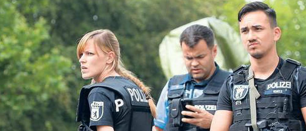 Im Einsatz, um Leben zu retten. Der Berliner Polizei mangelt es offensichtlich an grundlegender Ausrüstung, um erfolgreich zu arbeiten.