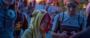 Quer durch den Park, gemeinsam, aber doch jeder für sich: Im Volkspark Friedrichshain trafen sich am Samstagabend viele Pokemon-Go-Fans.
