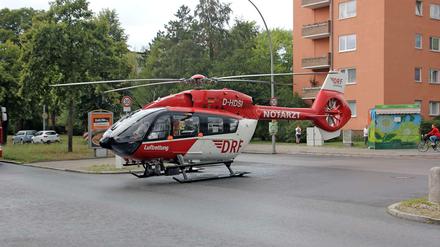 Der Rettungshubschrauber "Christoph Berlin" landete direkt auf der Kreuzung.