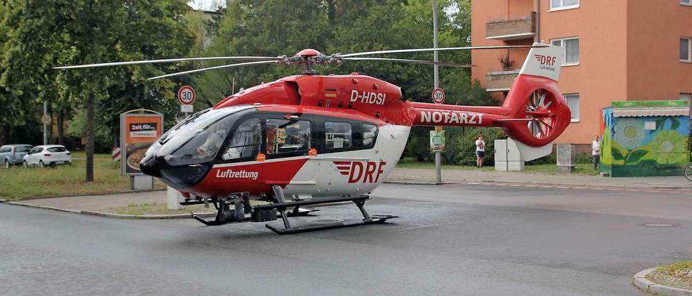 Der Rettungshubschrauber "Christoph Berlin" landete direkt auf der Kreuzung.