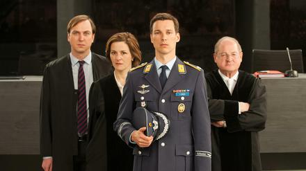 "Terror". Lars Eidinger (von links nach rechts), Martina Gedeck, Florian David Fitz, Burghard Klaußner verhandeln.