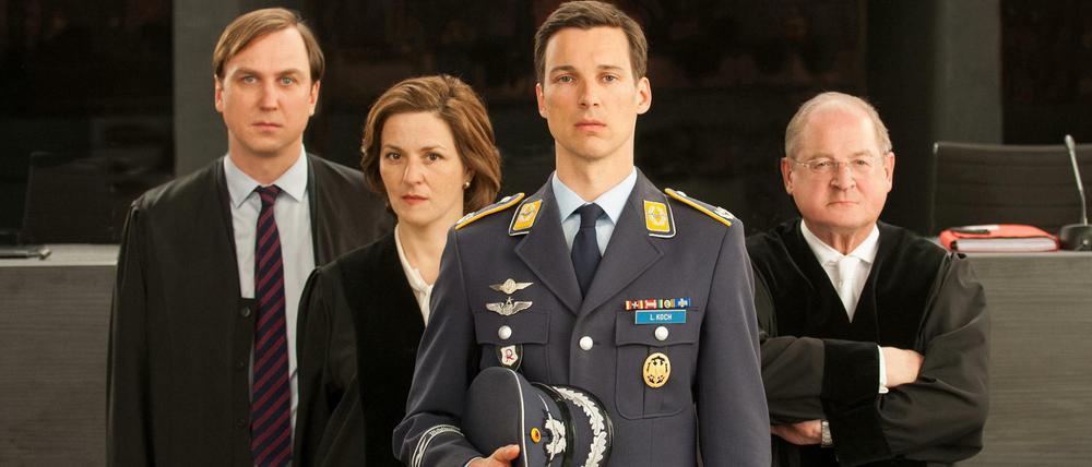 "Terror". Lars Eidinger (von links nach rechts), Martina Gedeck, Florian David Fitz, Burghard Klaußner verhandeln.