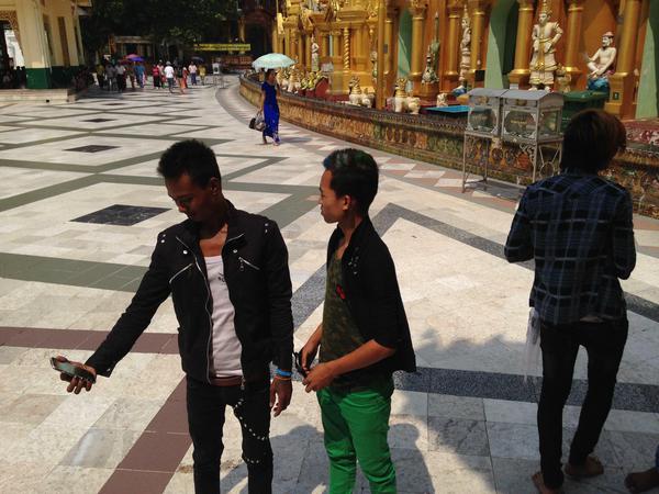 Bitte recht freundlich: Jugendliche vor der Shwegadon-Pagode.