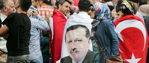 Anhänger von Recep Tayyip Erdogan bei einer Demo in Köln im Mai 2014 in Köln