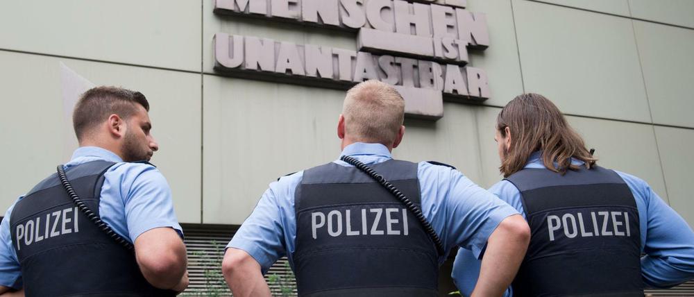 Drei Polizisten bewachten 2014 das Oberlandesgericht in Frankfurt am Main, wo der Prozess gegen ein mutmaßliches Mitglied der Terrormiliz Islamischer Staat (IS) stattfand.