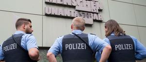 Drei Polizisten bewachten 2014 das Oberlandesgericht in Frankfurt am Main, wo der Prozess gegen ein mutmaßliches Mitglied der Terrormiliz Islamischer Staat (IS) stattfand.