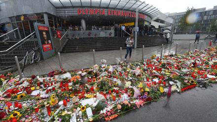 Neun Menschen, meist Jugendliche mit Migrationshintergrund, erschoss der 18-jährige Täter am Olympia Einkaufszentrum.