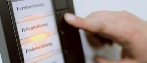 Auf einem Klingelschild in Berlin ist "Ferienwohnung" zu lesen. 