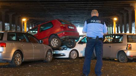 Ein Polizist steht nach dem Starkregen vom Vortag im Gleimtunnel. Das Bauwerk ist für den Verkehr wie für Fußgänger bis auf unbestimmte Zeit gesperrt. 