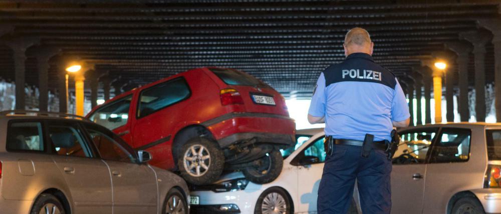 Ein Polizist steht nach dem Starkregen vom Vortag im Gleimtunnel. Das Bauwerk ist für den Verkehr wie für Fußgänger bis auf unbestimmte Zeit gesperrt.