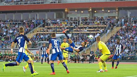 Herthas Torjäger Vedad Ibisevic trifft gegen Bröndby zum Sieg.