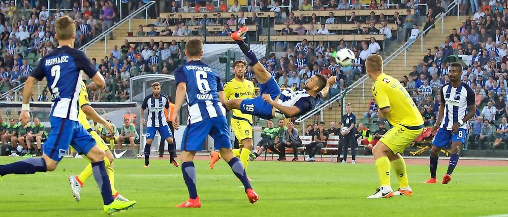 Herthas Torjäger Vedad Ibisevic trifft gegen Bröndby zum Sieg.