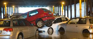 Nach starken Regenfällen 2016 wurden parkende Autos im Gleimtunnel in Berlin ineinander und übereinander geschoben. 