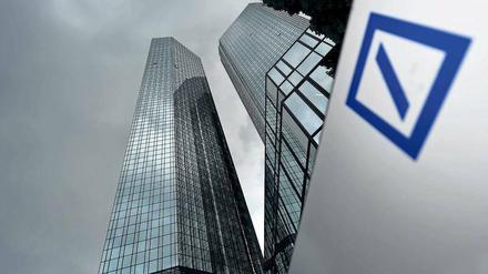 Der Börsenwert der Deutschen Bank hat sich seit einem Jahr halbiert - jetzt fliegt sie auf dem Europa-Index.