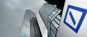 Der Börsenwert der Deutschen Bank hat sich seit einem Jahr halbiert - jetzt fliegt sie auf dem Europa-Index.