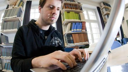 Student Eric sitzt in einem Seminarraum der Westfälischen Wilhelms-Universität in Münster vor einem Notebook. Zitiert er sich selbst?