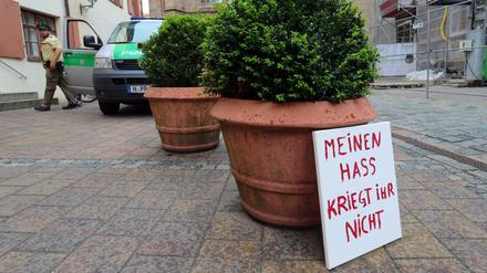 Ein Schild mit der Aufschrift "Meinen Hass kriegt ihr nicht" steht in der Altstadt von Ansbach.