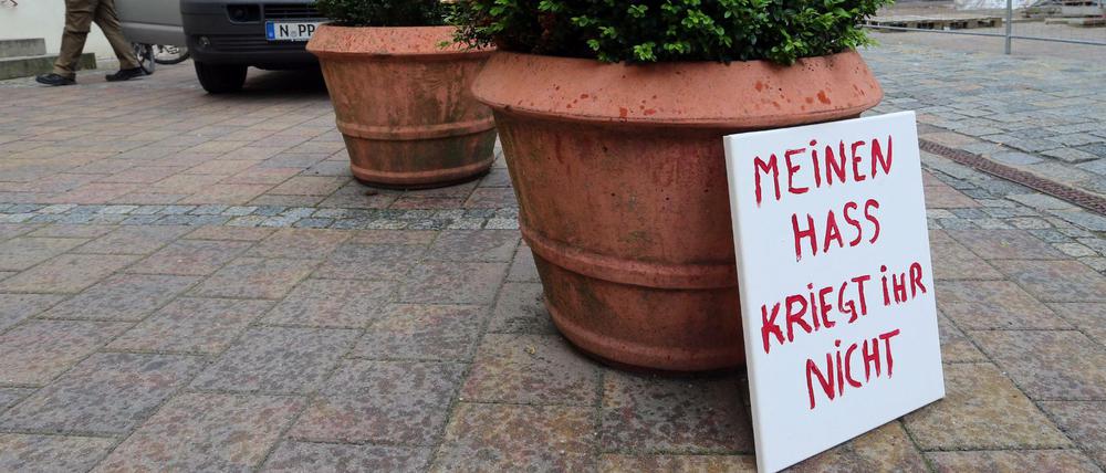 Ein Schild mit der Aufschrift "Meinen Hass kriegt ihr nicht" steht in der Altstadt von Ansbach.