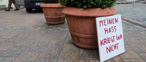 Ein Schild mit der Aufschrift "Meinen Hass kriegt ihr nicht" steht in der Altstadt von Ansbach. 