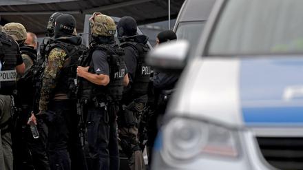 Einsatzbereit: Beamte der Bremer Polizei vor dem Einkaufscentrum "Weserpark"