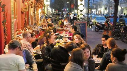 Berlin, Kreuzberg, Bergmannstraße in der Dämmerung Restaurant Knofi.