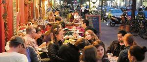 Berlin, Kreuzberg, Bergmannstraße in der Dämmerung Restaurant Knofi.