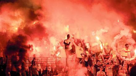 Schmeckt nicht jedem. Dänische Fans zündeten Feuerwerk im Jahnsportpark, obwohl sie einzeln von den Ordner abgetastet wurden. Unter den immer weiter steigenden Sicherheitsvorkehrungen leiden auch jene, die eigentlich friedlich das Event genießen wollen – in der Waldbühne ist die Mitnahme von Rucksäcken und Taschen verboten. 