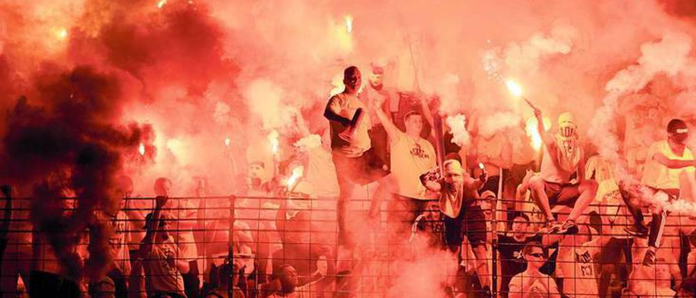 Schmeckt nicht jedem. Dänische Fans zündeten Feuerwerk im Jahnsportpark, obwohl sie einzeln von den Ordner abgetastet wurden. Unter den immer weiter steigenden Sicherheitsvorkehrungen leiden auch jene, die eigentlich friedlich das Event genießen wollen – in der Waldbühne ist die Mitnahme von Rucksäcken und Taschen verboten.