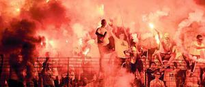 Schmeckt nicht jedem. Dänische Fans zündeten Feuerwerk im Jahnsportpark, obwohl sie einzeln von den Ordner abgetastet wurden. Unter den immer weiter steigenden Sicherheitsvorkehrungen leiden auch jene, die eigentlich friedlich das Event genießen wollen – in der Waldbühne ist die Mitnahme von Rucksäcken und Taschen verboten. 