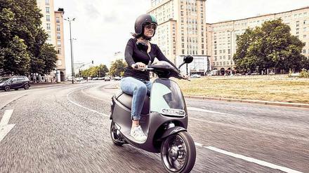 Mit bis zu 45 km/h fährt der elektrische Roller durch Berlin, den Bosch mit seinem neuen Sharing-Dienst Coup ab Mittwoch anbietet und damit dem Start-up eMio Konkurrenz macht.