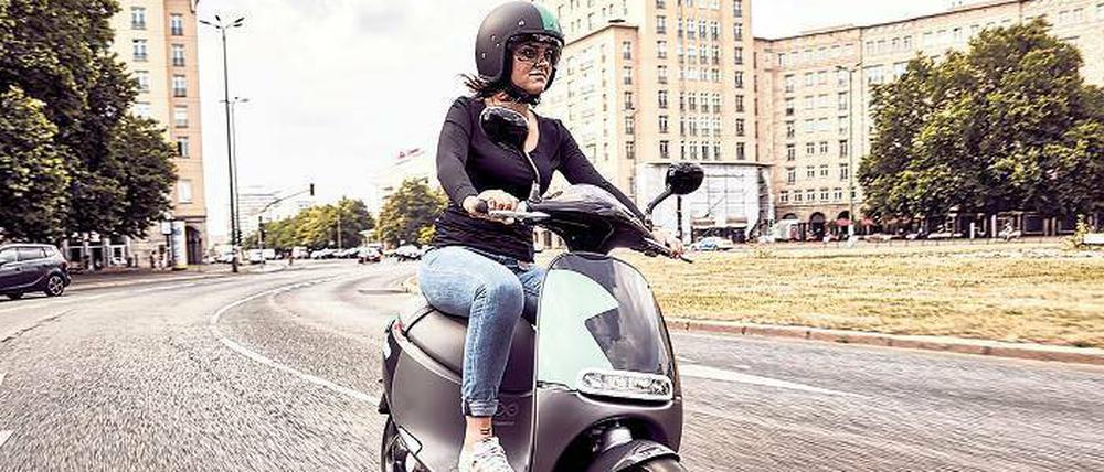 Mit bis zu 45 km/h fährt der elektrische Roller durch Berlin, den Bosch mit seinem neuen Sharing-Dienst Coup ab Mittwoch anbietet und damit dem Start-up eMio Konkurrenz macht. 