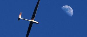 Clever. Zugvögel navigieren immer so, dass sie beim Fliegen möglichst wenig Kraft aufwenden müssen. Davon können auch Segelflieger lernen.