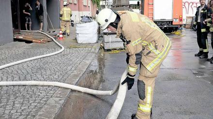 Fehlten nur noch die Rettungstaucher. Die Feuerwehr war im Ausnahmezustand beim Unwetter in Berlin. 